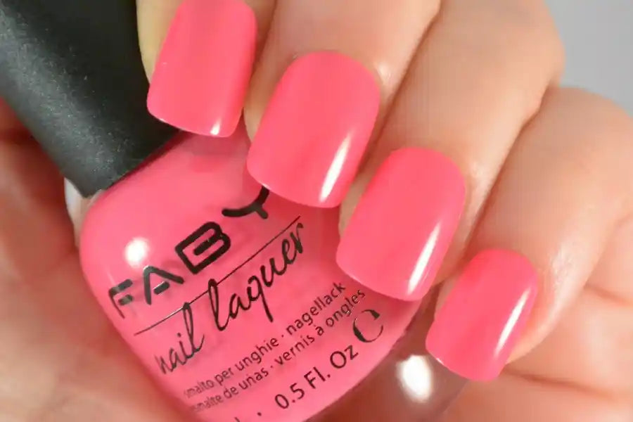 LC E032 Hold my hand – macro